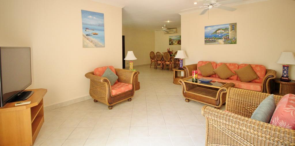Butterfly Garden Boutique Residences By Frasier, A Lifestyle Destination Apt And Villas 1 To 3 Bedroom Units, 2 Full Bathrooms, Rain Shower, Spa Bath, Complete Kitchen, Staff 24-7,Fast Fiber Optic Wifi, 55" Smart Tv'S, Free Bbq, Pattaja Szoba fotó